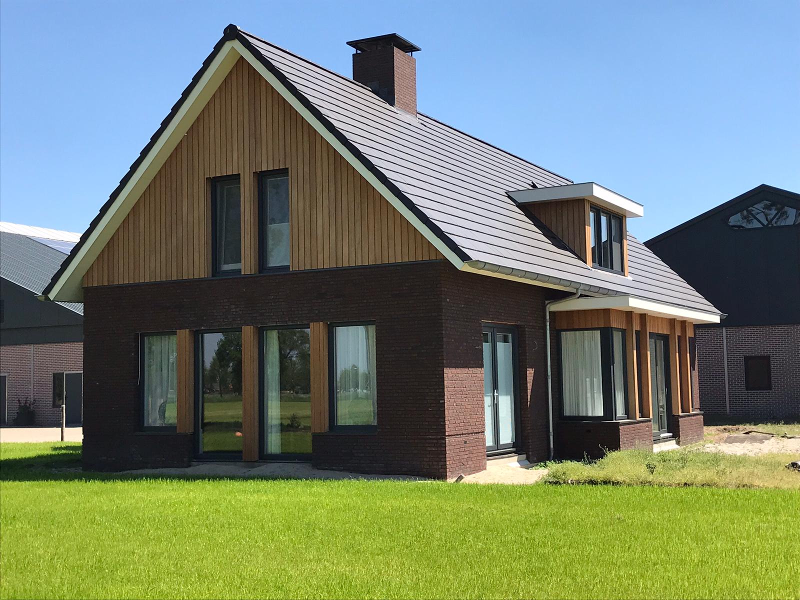 Project Amsterdam: bakstenen gevel en houten dakgevel